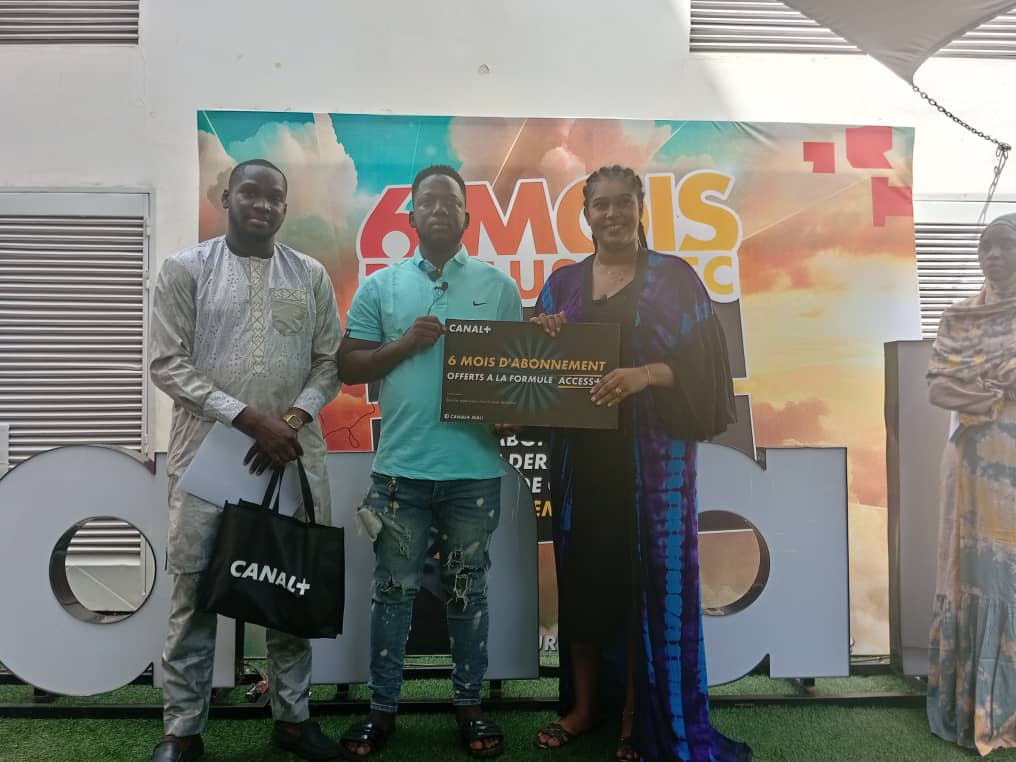 Remise de cadeaux aux premiers gagnants de la Tombola secrète de CANAL+